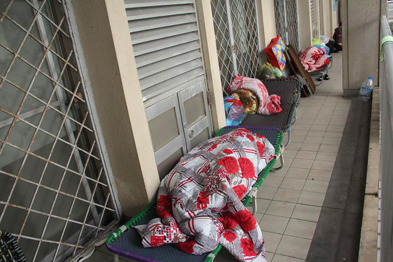 Hà Nội: Nhiệt độ về đêm chỉ còn 9, 10 độ C, nhiều người nhà bệnh nhân vạ vật tránh rét ở hành lang bệnh viện